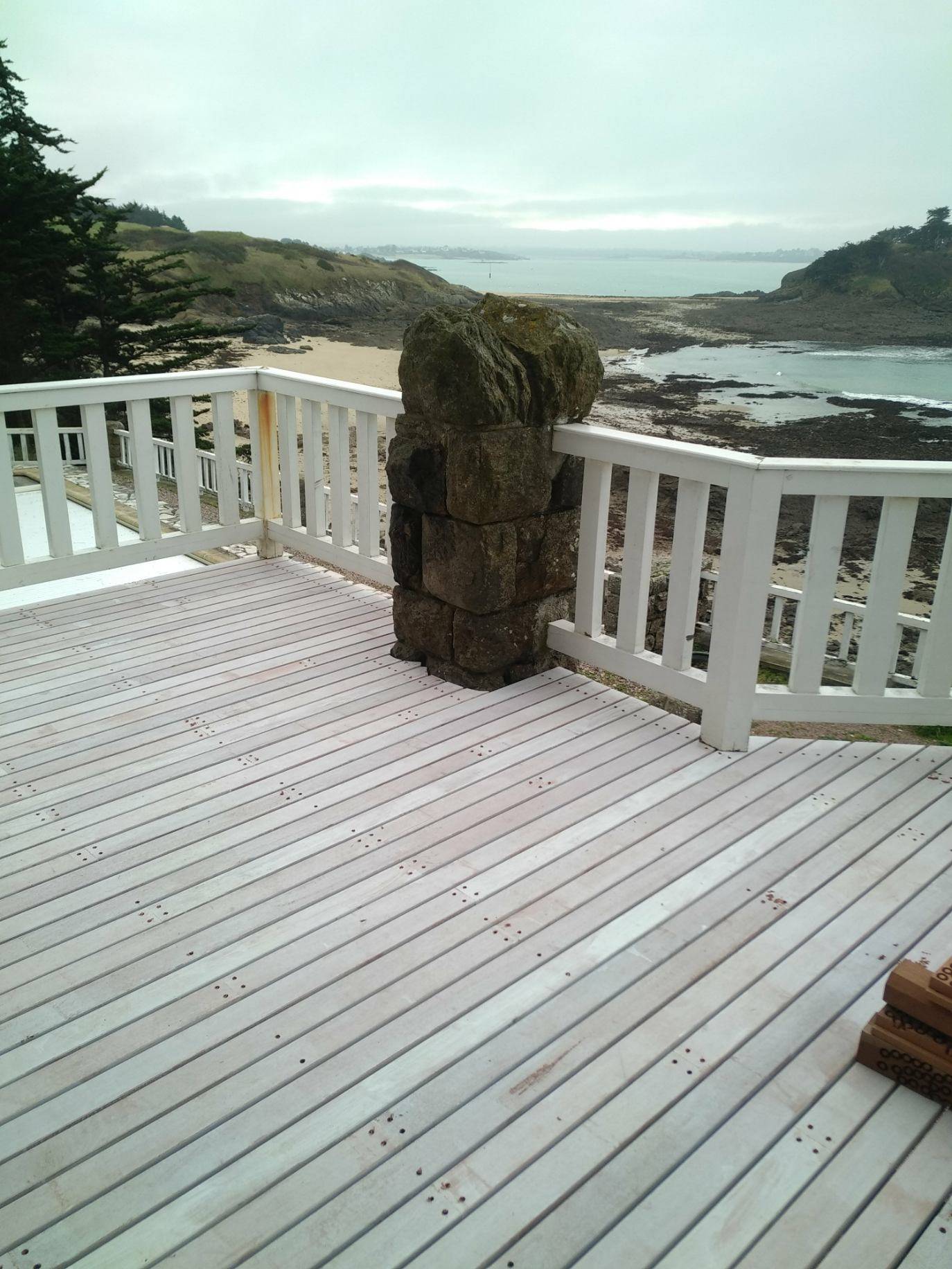 Terrasse_bois_exotique_villa_bord_de_mer_(1)-1920w